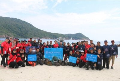 Antara peserta yang menjayakan Program Sukarelawan Antarabangsa Fasa 4: Dive Against Debris (D.A.D) di Pulau Redang pada Ahad.