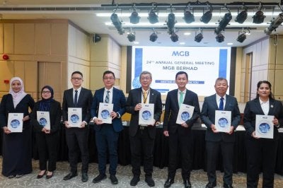 Pengerusi Eksekutif Kumpulan MGB Berhad, Tan Sri Ir. (Dr.) Lim Hock San, JP, (keempat dari kanan), bersama Ahli Lembaga Pengarah pada Mesyuarat Agung Tahunan (AGM) Ke-24 yang diadakan pada 19 Jun 2026, di mana para pemegang saham telah meluluskan dividen Kumpulan bagi TK2025.