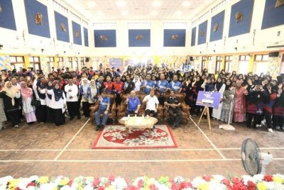 Para hadirin bergambar selepas selesai Penutup Program TVET Komuniti: Transformasi TVET ke Arah Inovasi Ekonomi Belia dan Suri Ayer Lanas. - FOTO: UniMAP
FOTO UniMAP