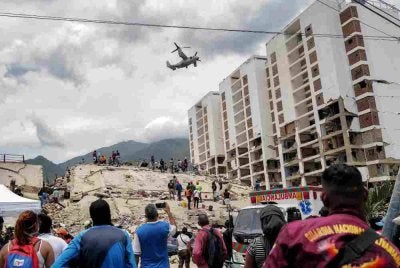 Operasi SAR terus dipergiatkan di lokasi terjejas gempa selepas beberapa mangsa ditemui masih hidup meskipun terperangkap selama empat hari. - Foto AFP