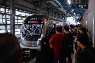 Orang ramai menggunakan perkhidmatan Sistem Transit Aliran Ringan 3 (LRT3) ketika tinjauan di Stesen Glenmarie 2 hari ini. Foto Bernama 