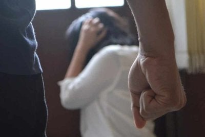 Suspek ditahan bagi membantu siasatan berhubung kes mendatangkan kecederaan dan ugutan jenayah terhadap mangsa. - Gambar hiasan
