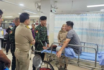 Rombongan pentadbiran dan ahli Majlis Perbandaran Bandar Sungai Golok melawat dua pelancong Malaysia yang cedera akibat letupan bom yang dipasang di dalam pembetung berhampiran persimpangan tiga Sapom, laluan masuk ke daerah Tak Bai, di Kampung Phrai Wan, Mukim Phrai Wan, Daerah Tak Bai, Narathiwat, Thailand. Foto: Majlis Perbandaran Bandar Sungai Golok