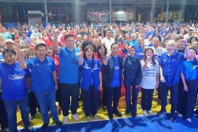 Onn Hafiz (depan, tengah) bersama calon BN Dun Johor Jaya, Chan San San (empat dari kiri) pada Program Perjumpaan MB Johor bersama Komuniti Dun Johor Jaya di Plentong, Johor Bahru pada Isnin