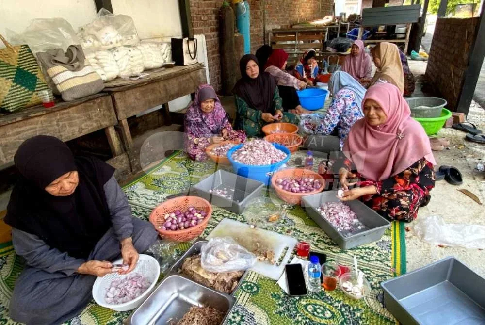 Tradisi memasak bubur asyura menjadi medan mengeratkan silaturahim dan menyatukan masyarakat pelbagai peringkat usia.
