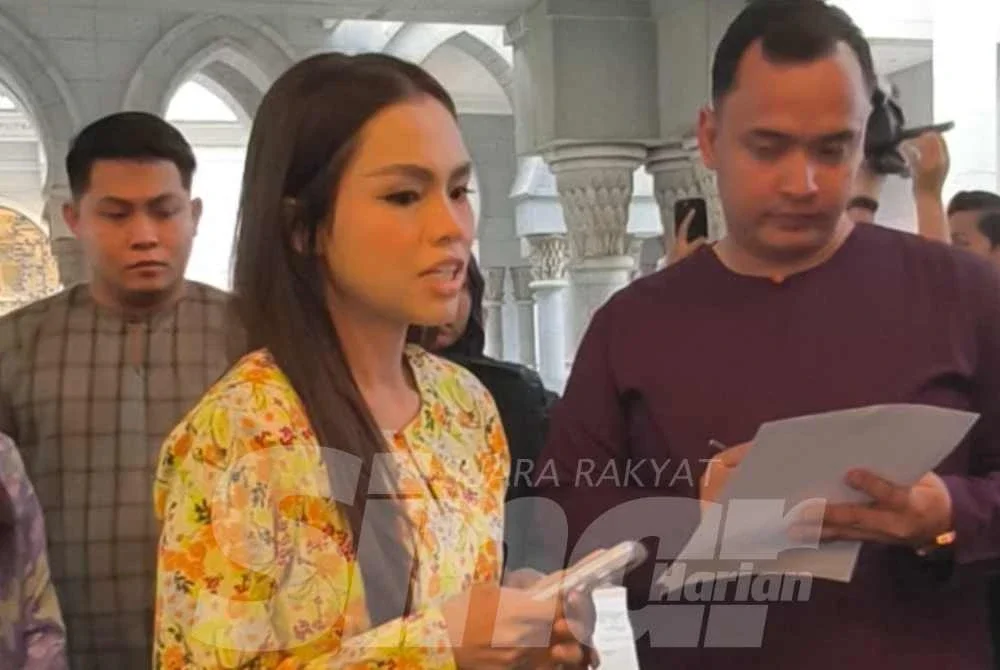 Bella tiba di Mahkamah Persekutuan Putrajaya pada Selasa bagi mengikuti keputusan rayuan pihak pendakwaan terhadap pembebasan Syed Saddiq. 