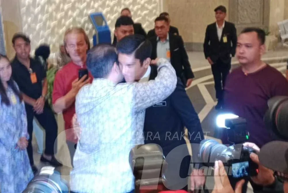 Syed Saddiq sempat bersalaman dengan ibu bapanya serta beberapa individu yang hadir.