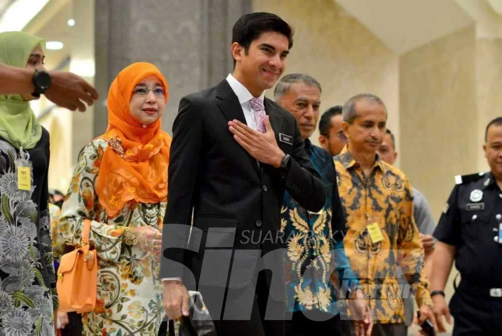Syed Saddiq tiba di Mahkamah Persekutuan pada Selasa dengan disambut ahli keluarga serta beberapa pimpinan parti politik. Foto Sinar Harian - ASRIL ASWANDI SHUKOR