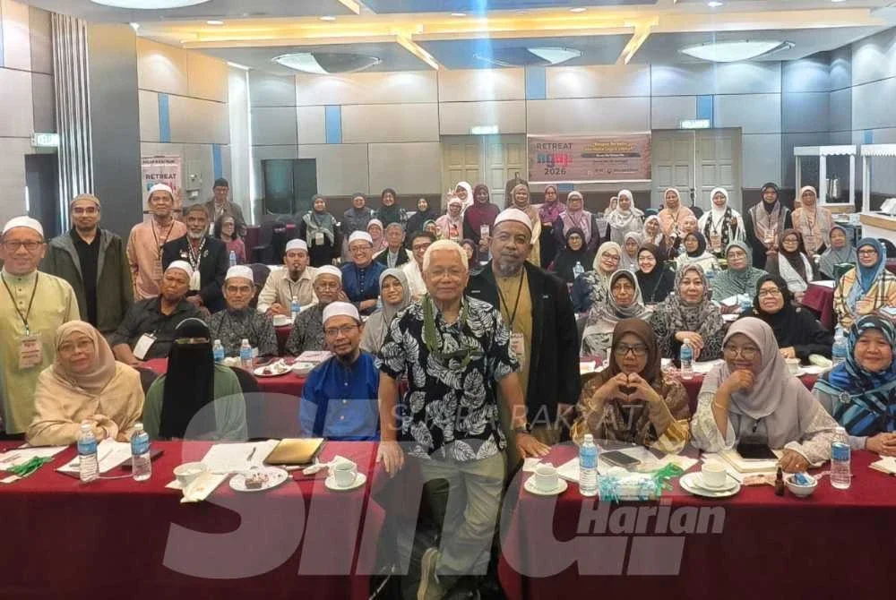 Hussamuddin (tengah) bersama peserta program Retreat Rumah Ngaji yang diadakan di Port Dickson.