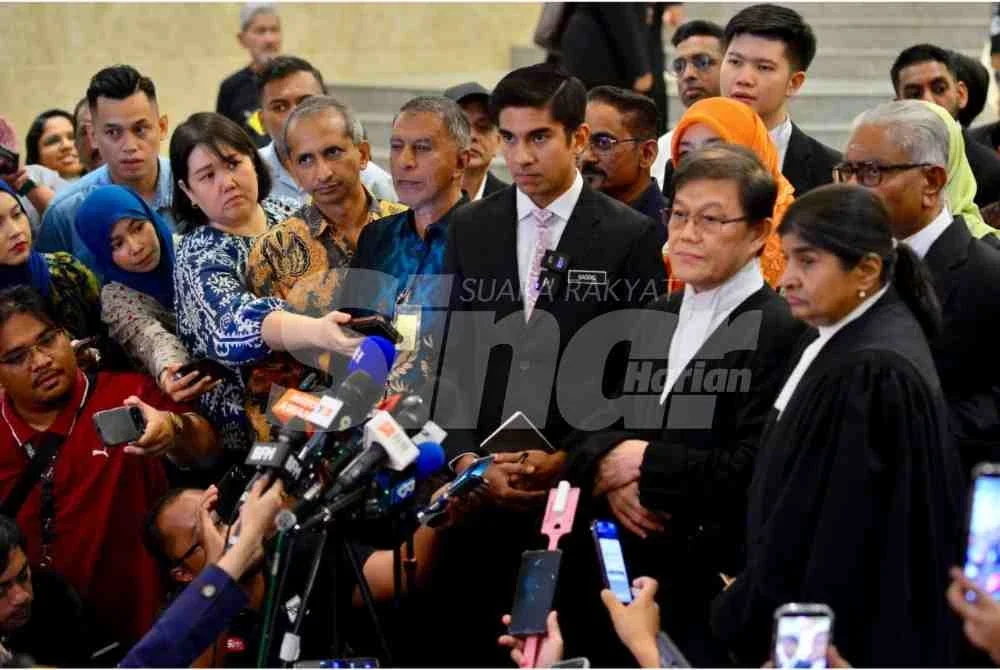 
Syed Saddiq membuat sidang akhbar di Mahkamah Persekutuan di Putrajaya pada Selasa selepas keputusan rayuan pendakwaan terhadap pembebasannya ditangguhkan ke bulan hadapan. - FOTO: ASRIL ASWANDI SHUKOR