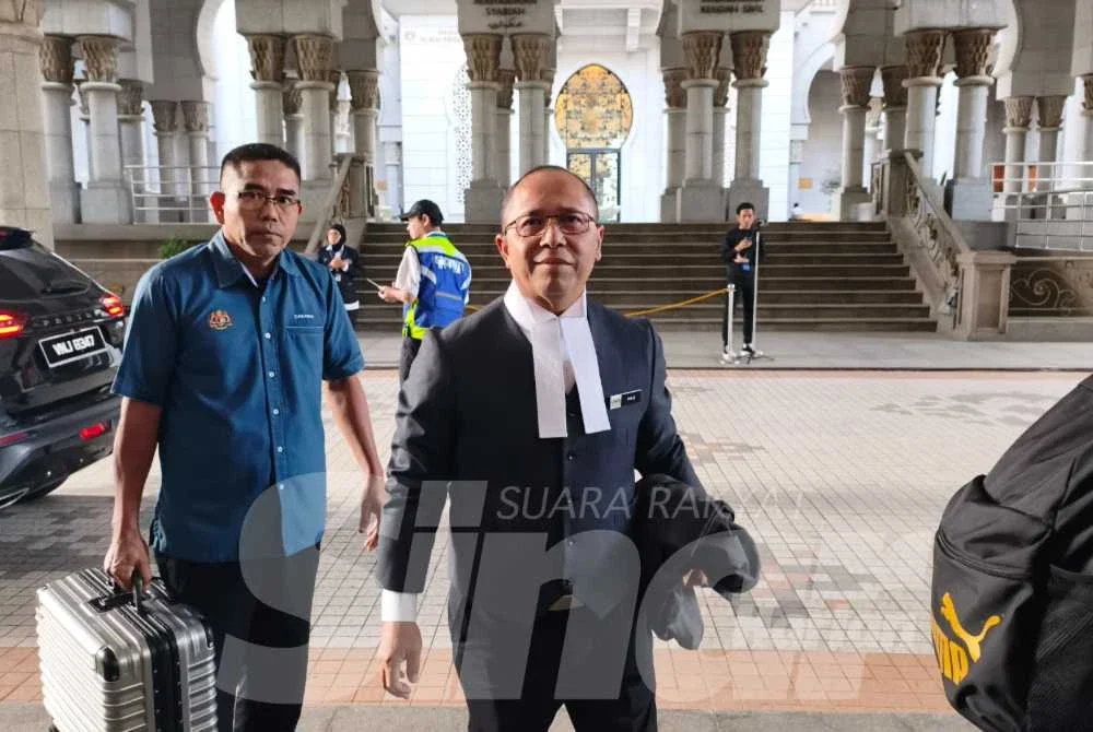 Wan Shaharuddin (kanan).