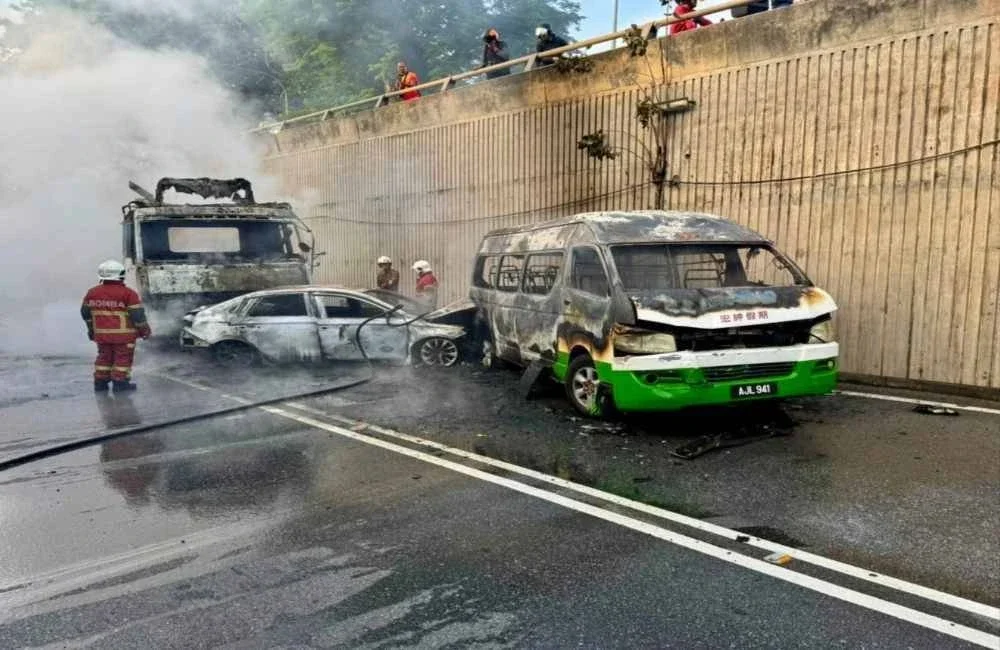 Kemalangan melibatkan lima buah kenderaan di Udini Underpass pada Mei lalu. Foto: Ihsan bomba