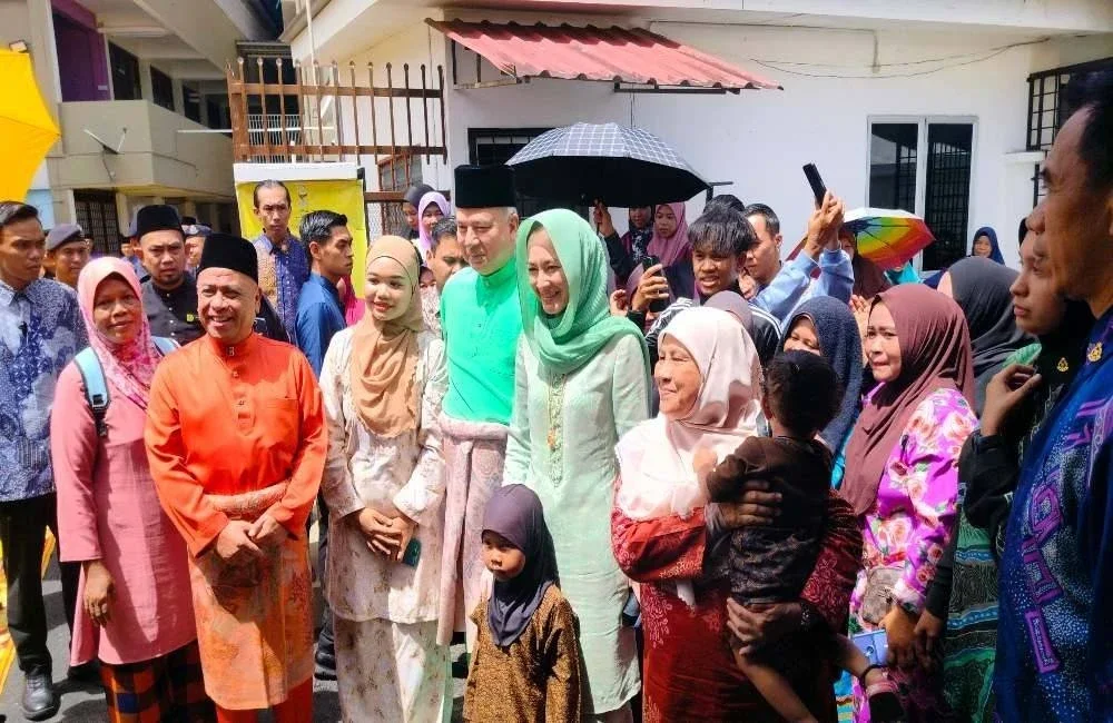 Sultan Nazrin dan Tuanku Zara berkenan menyantuni masyarakat setempat selepas menyempurnakan Majlis Perasmian SMAR Nurul Hidayah Kampung Kenang pada Selasa.