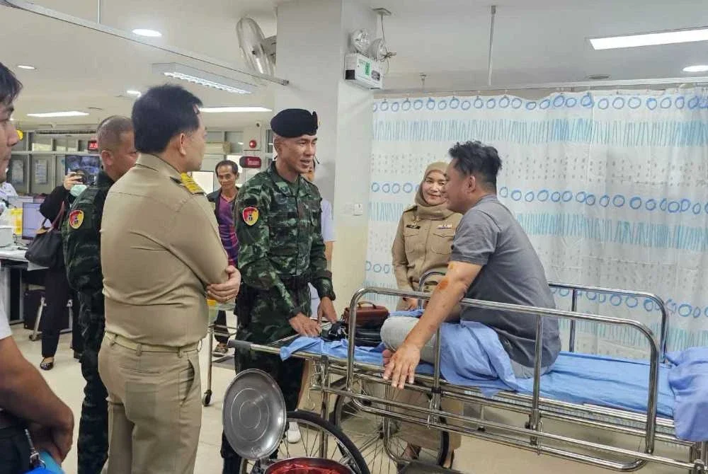 Rombongan pentadbiran dan ahli Majlis Perbandaran Bandar Sungai Golok melawat dua rakyat Malaysia yang cedera akibat letupan bom di Narathiwat, Thailand. Foto Majlis Perbandaran Bandar Sungai Golok