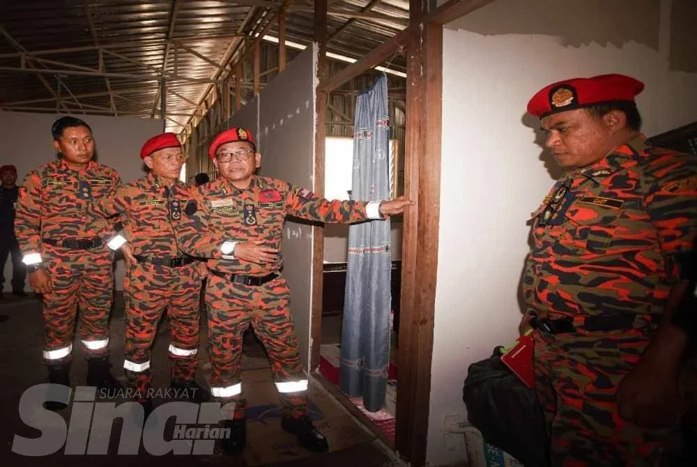 Norazam (tiga dari kiri) menunjukkan struktur binaan bilik haram di sebuah bangunan di Jalan Tun H S Lee, Kuala Lumpur pada Selasa. Foto: ROSLI TALIB