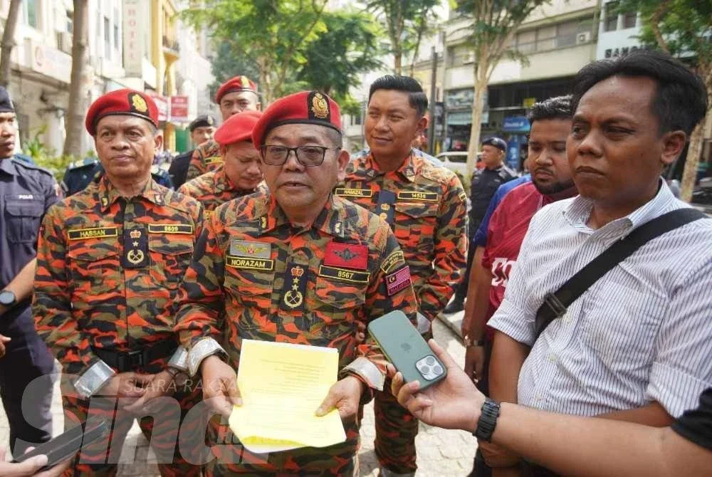 Norazam (tengah) dalam sidang akhbar selepas selesai operasi Op Sarang Burung di sekitar Jalan Tun H S Lee, Kuala Lumpur pada Selasa. Foto: ROSLI TALIB