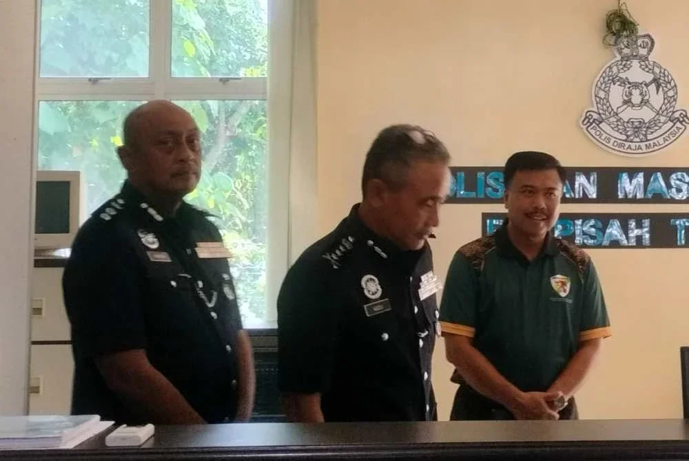 Adzli (tengah) melawat Pondok Polis Jeniang pada Selasa.