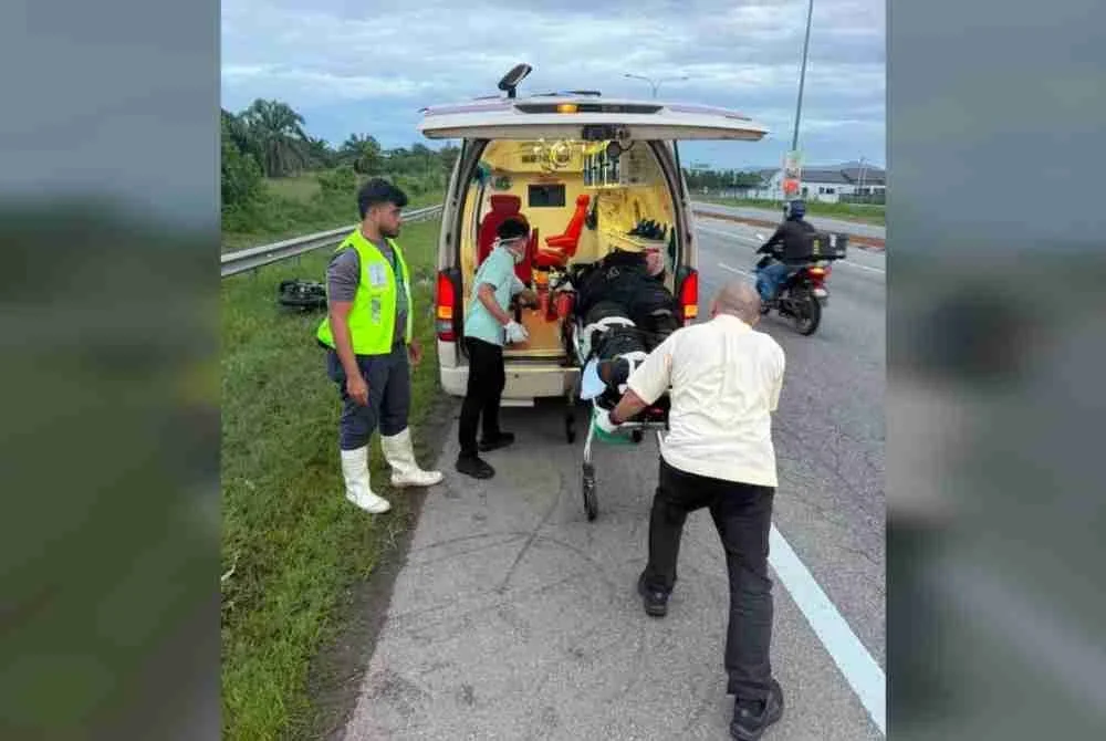 Mangsa yang cedera dibawa ke hospital untuk rawatan lanjut.