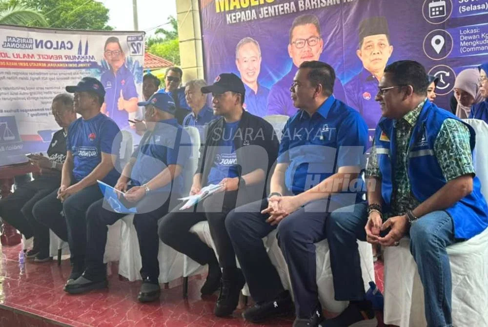 Onn Hafiz (tengah) pada Majlis Penyampaian Amanat Kepada Jentera BN Bahagian Batu Pahat, di Rengit.