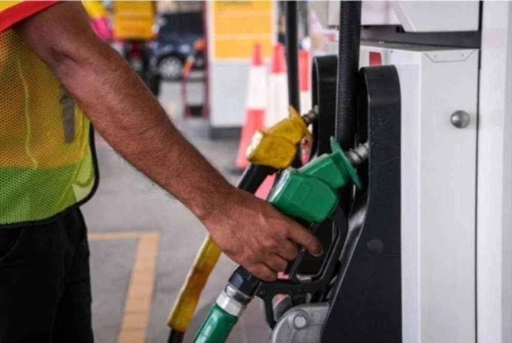 Harga runcit RON97 diturunkan kepada RM4.00 seliter berbanding RM4.10 sebelum ini. Foto hiasan