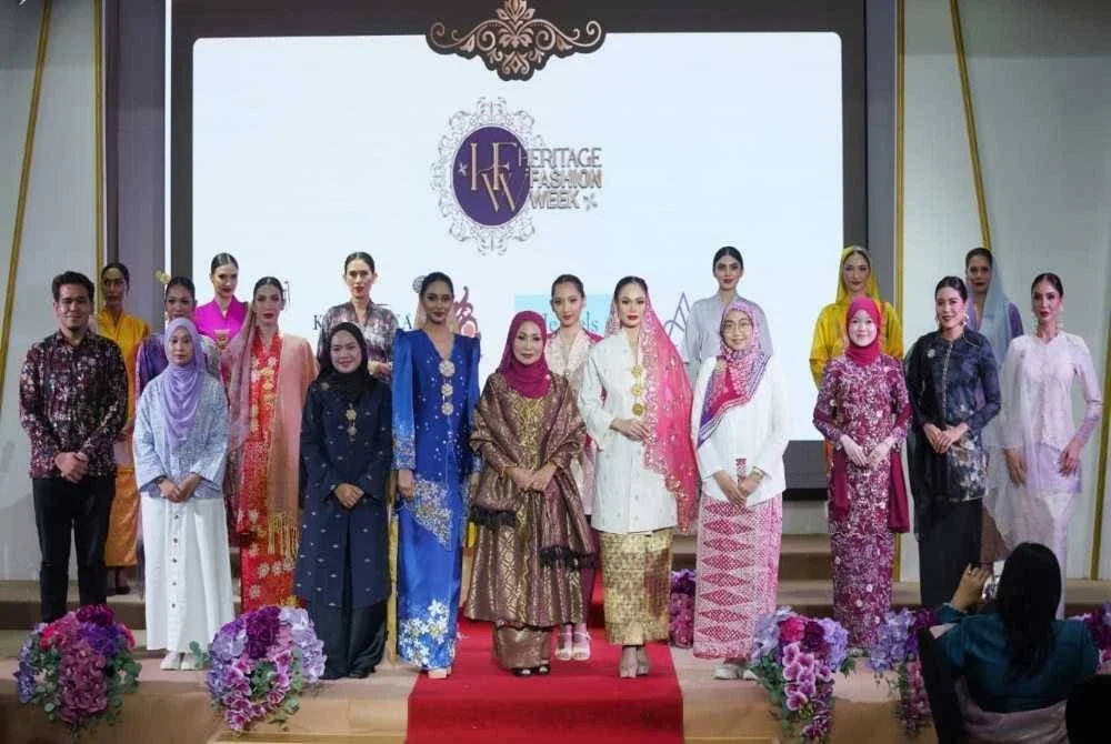 Asfarena (tengah) bergambar bersama pereka fesyen dari Karyaneka, Kraftangan dan Jemel serta model yang memperagakan rekaan kebaya masing-masing