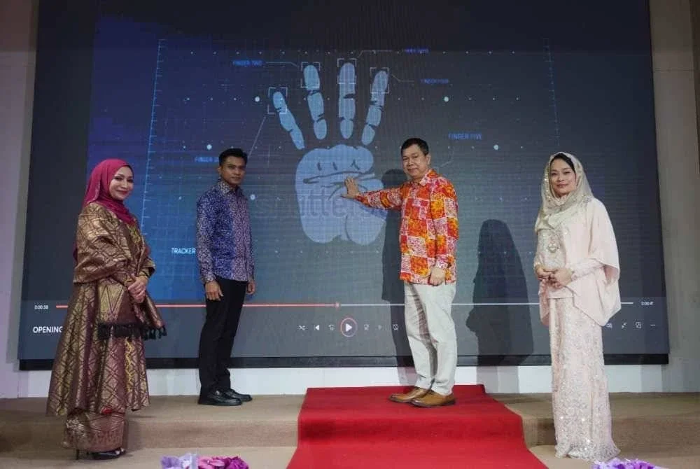 Dari kiri: Asfarena, Hairul Nizam dan Hishammuddin Zaizi ketika perasmian festival berkenaan.