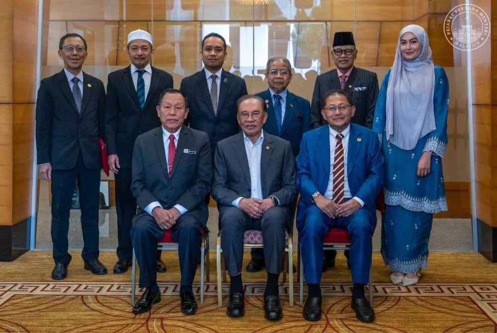 Anwar (duduk, tengah) bersama anggota baharu JKMR dan LPPR. Foto FB Anwar Ibrahim