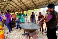Program gotong-royong anjuran Andalusia Travel & Tours Sdn Bhd dengan kerjasama Masjid Imanul Faizin itu menghimpunkan kira-kira 300 sukarelawan.