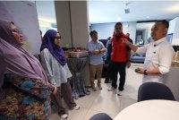 Maszlee (kanan) beramah mesra dengan kakitangan Bernama semasa berkunjung ke Bilik Operasi BERNAMA sempena kempen Pilihan Raya Negeri Johor ke-16. Foto Bernama