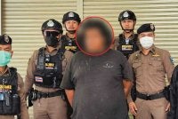 Polis Thailand menahan suspek selepas menyerang seorang wanita di Bangkok. Foto media sosial