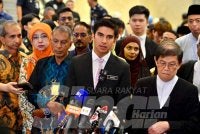 Syed Saddiq pada sidang media di Mahkamah Persekutuan di Putrajaya pada Selasa selepas keputusan rayuan pendakwaan terhadap pembebasannya ditangguhkan ke bulan hadapan. Foto Sinar Harian - ASRIL ASWANDI SHUKOR