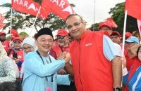 Sathia (kanan) mengetuai jentera pilihan raya PKR Selangor membantu kempen calon PKR DUN Puteri Wangsa, Dr Maszlee Malik pada Sabtu lalu.