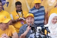 Rafizi (tengah) pada sidang akhbar di Taman Sri Tebrau Johor Bahru pada Selasa.