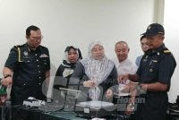 Fuziah (tengah) melihat penguat kuasa KPDN melaksanakan proses menimbang berat produk pada lawatan kerja di Kilang Roti SDS Manufacturing di Bukit Kempas, Johor Bahru pada Selasa.