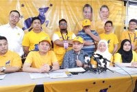 Rafizi (tengah) pada sidang media di Taman Sri Tebrau pada Selasa.