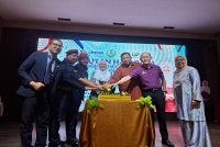Salbiah (tengah) diiringi Dr Mohd Azizuddin (tiga dari kanan) memotong pulut kuning sebagai gimik perasmian Sambutan Hari Bapa Peringkat Negeri Perak 2026 pada Selasa.