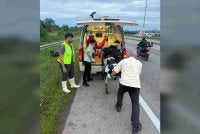 Mangsa yang cedera dibawa ke hospital untuk rawatan lanjut.