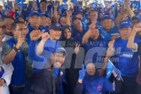 Onn Hafiz (tengah) pada Majlis Penyampaian Amanat Kepada Jentera BN Bahagian Batu Pahat, di Rengit, Batu Pahat.