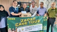 Muhammad Amir (tiga dari kanan) menerima kunjungan daripada pembayar zakat, wakil MAIPk dan Zakat Perak Al Ridzuan (ZAPAR) sempena ZAPAR Care Tour baru-baru ini.