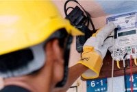 Harga elektrik yang lebih tinggi adalah akibat pelaksanaan surcaj susulan peningkatan kos penjanaan. Foto fail Bernama 