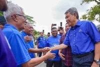Mohamad beramah mesra bersama orang ramai ketika berkempen sempena PRN Johor. Foto Facebook Mohamad
