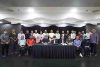 Emran (duduk lima dari kanan) bergambar bersama jawatankuasanya pada Mesyuarat Jawatankuasa Induk Kejohanan Bola Sepak sempena Sambutan Jubli Perak Pemerintahan Sultan Selangor, Sultan Sharafuddin Idris Shah.