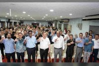 Ramanan (tengah) dan Anthony (empat dari kiri) bergambar bersama sebahagian peserta pada Majlis Pelancaran Program PSS pada Selasa.