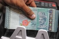 Pada 6 petang Selasa, inggit susut kepada 4.0825/0870 berbanding dolar AS daripada paras 4.0680/0735 pada akhir sesi semalam. Foto hiasan
