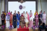 Asfarena (tengah) bergambar bersama pereka fesyen dari Karyaneka, Kraftangan dan Jemel serta model yang memperagakan rekaan kebaya masing-masing
