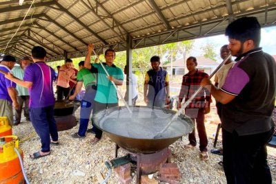Program gotong-royong anjuran Andalusia Travel & Tours Sdn Bhd dengan kerjasama Masjid Imanul Faizin itu menghimpunkan kira-kira 300 sukarelawan.
