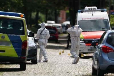 Pasukan forensik menjalankan siasatan di lokasi enam individu dilaporkan maut ditembak di Stade, Jerman pada Isnin. Foto AFP