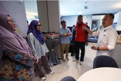 Maszlee (kanan) beramah mesra dengan kakitangan Bernama semasa berkunjung ke Bilik Operasi BERNAMA sempena kempen Pilihan Raya Negeri Johor ke-16. Foto Bernama
