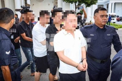Tiga suspek lelaki dibawa ke Mahkamah Majistret George Town pada Selasa untuk permohonan reman. 
