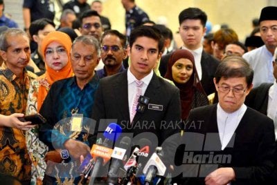 Syed Saddiq pada sidang media di Mahkamah Persekutuan di Putrajaya pada Selasa selepas keputusan rayuan pendakwaan terhadap pembebasannya ditangguhkan ke bulan hadapan. Foto Sinar Harian - ASRIL ASWANDI SHUKOR